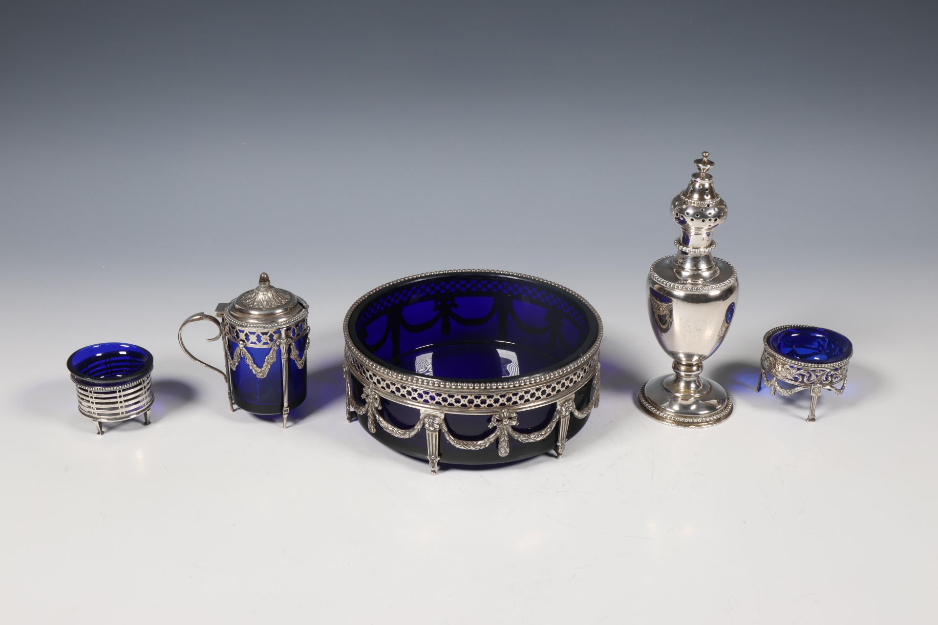 Samengesteld set met blauw glazen binnenbakken met zilveren montuur, Louis XVI stijl, zoutvaatje Art - Image 2 of 2