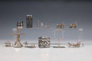 Lodereindoosje, zwavelstokdoosje en collectie miniaturen, 19e en 20e eeuw,