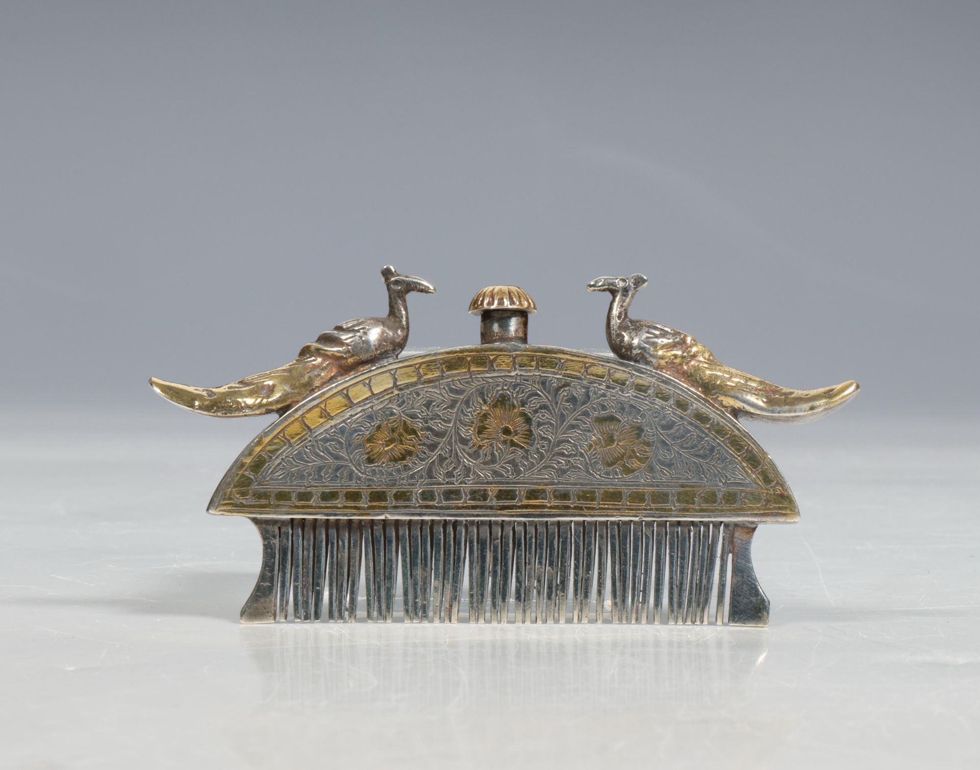 India, Kutch, vergulde haarkam met parfumhouder, 19e eeuw, - Bild 2 aus 2