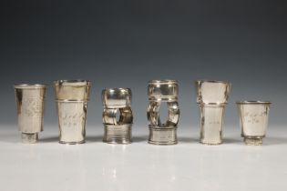 Vier diverse kinderbekertjes, replica bekertje "tumbler cup" Metropolitan Museum of Art en klein zil