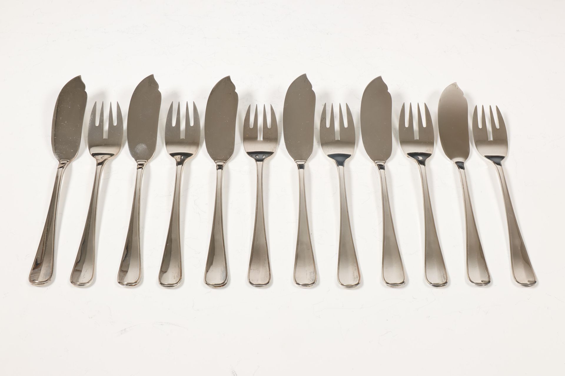 Set van zes viscouverts en twaalf messenleggers, 30er jaren, - Image 3 of 3