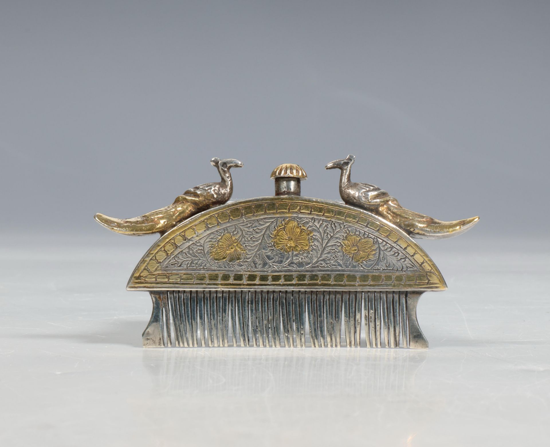 India, Kutch, vergulde haarkam met parfumhouder, 19e eeuw,