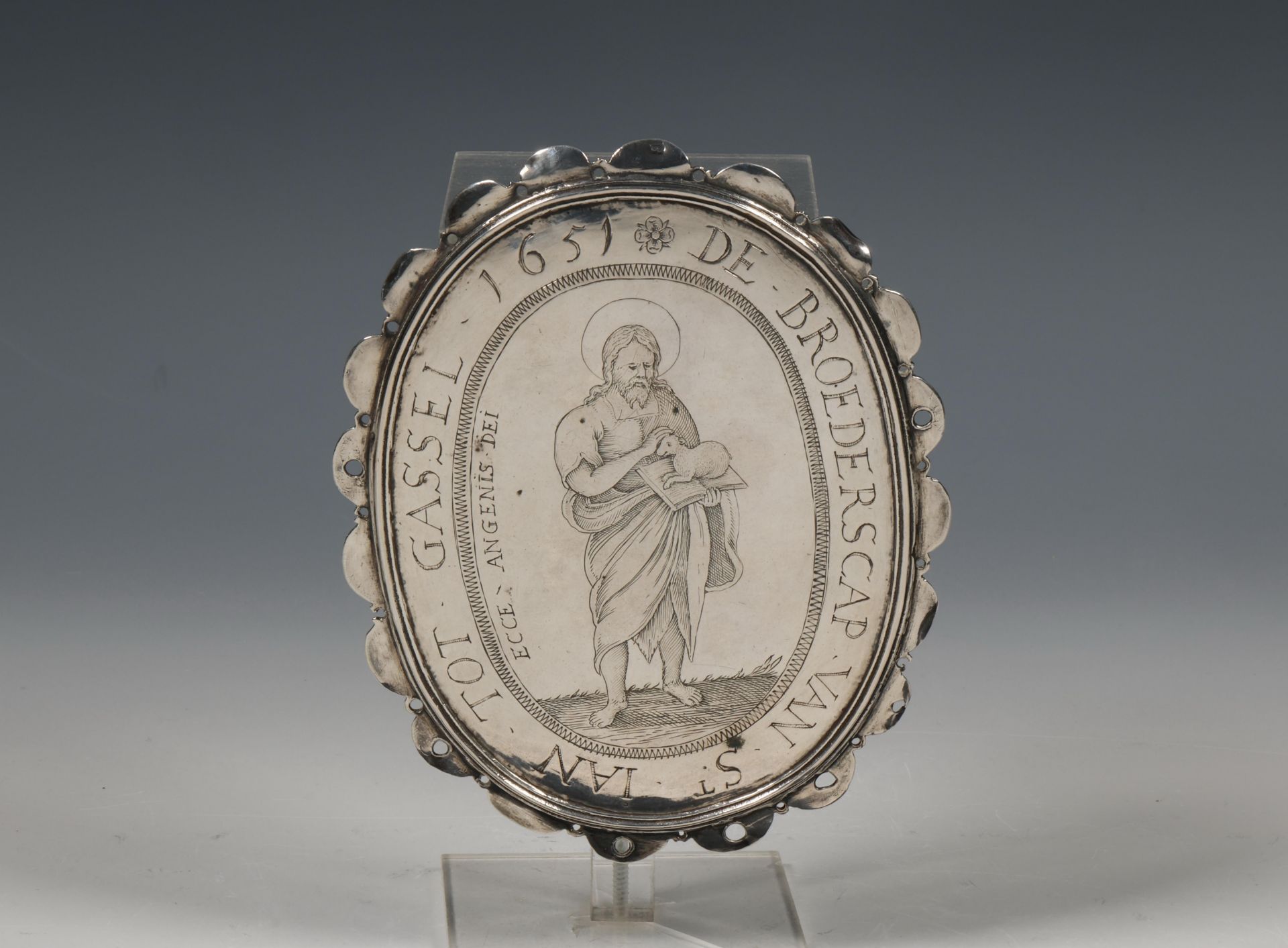 Ovale gilde plaquette, Broederschap van St. Jan Tot Gassel 1651 gedateerd,