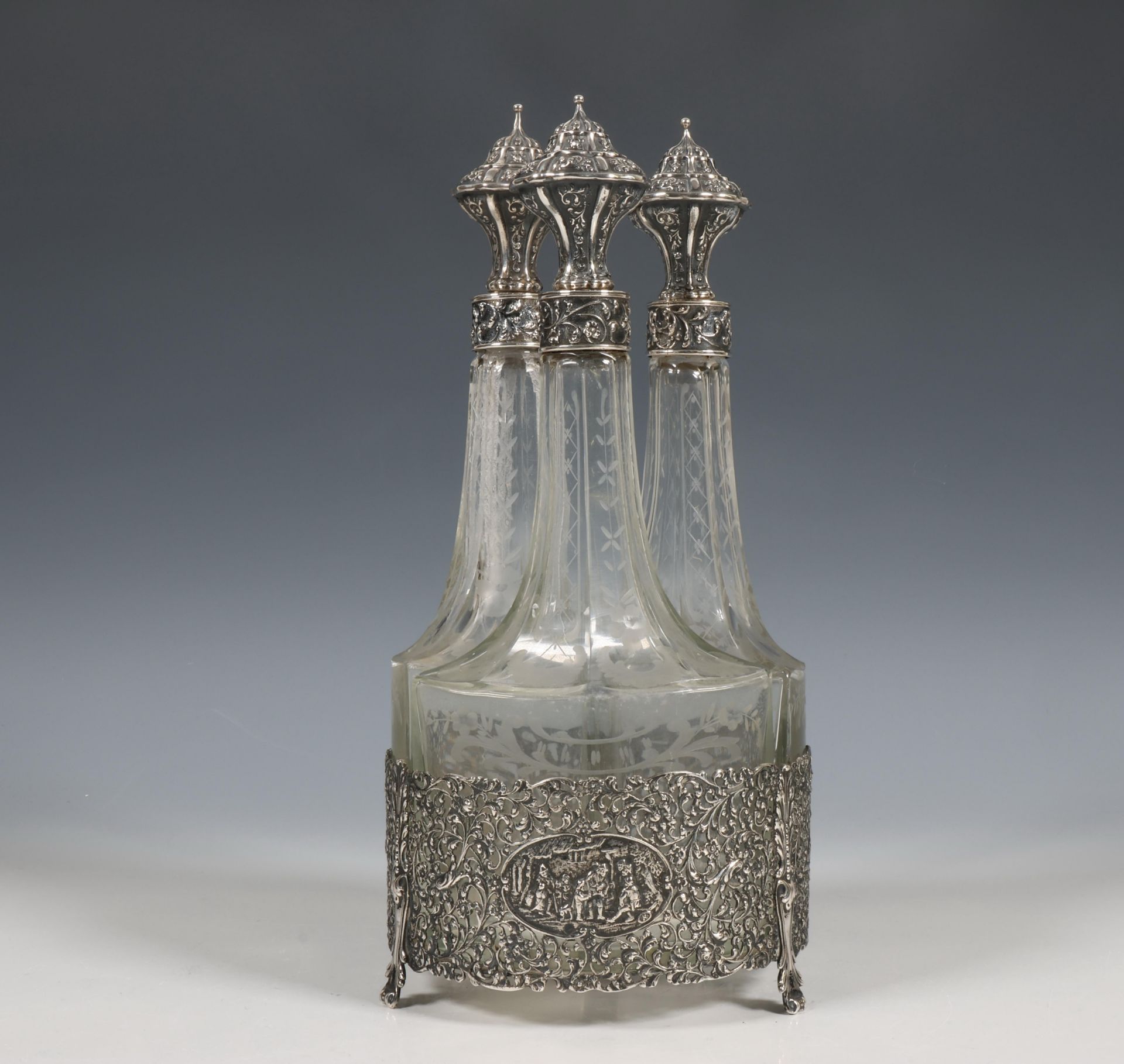 Driedelig kristallen gegraveerde likeurset met zilveren stoppen, in zilveren montering en melkglazen