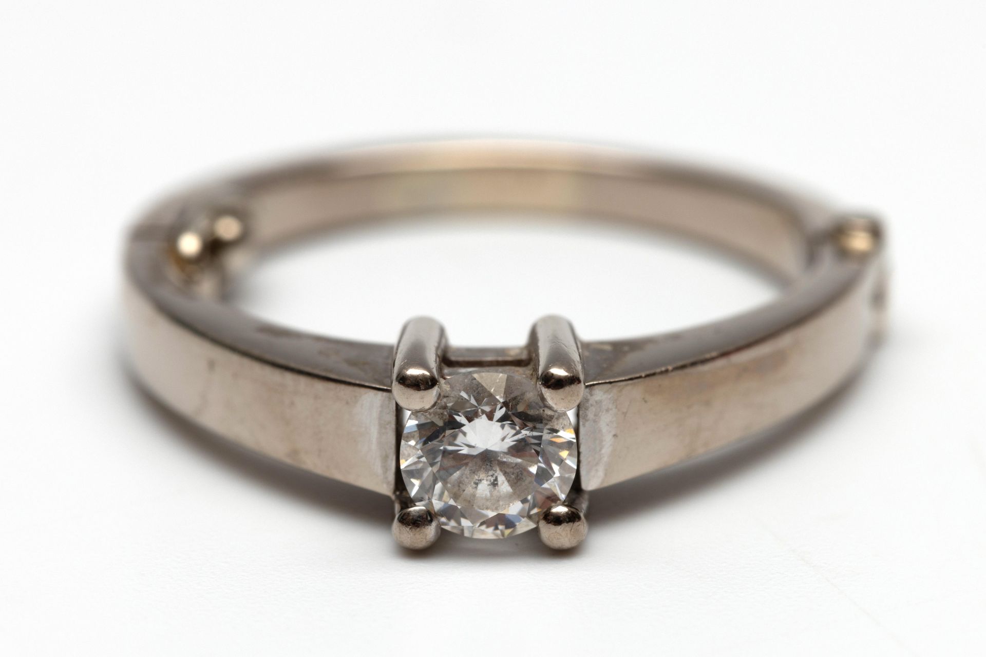 14 kt. Witgouden solitair ring met scharnier,