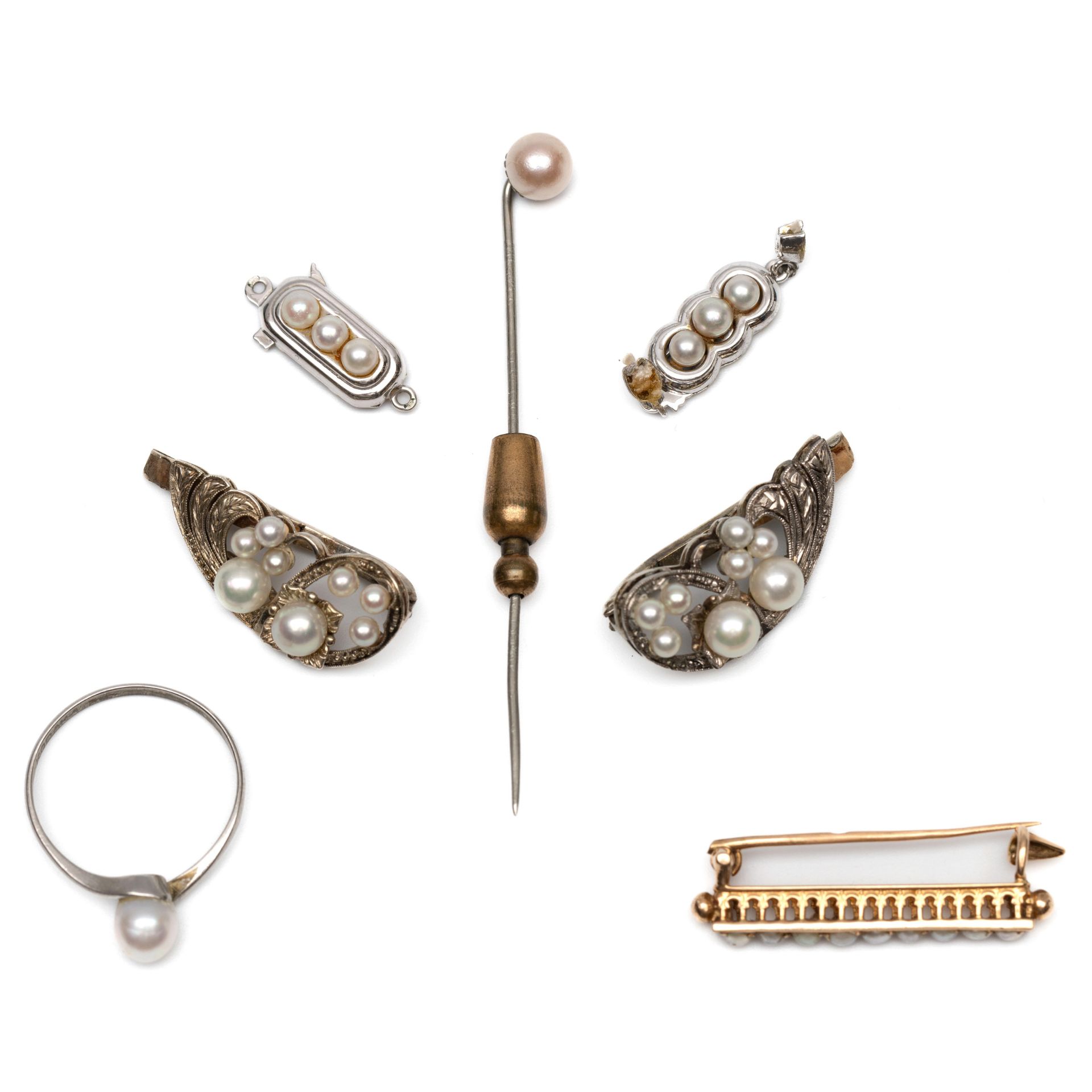 Een collectie gouden en zilveren sieraden.