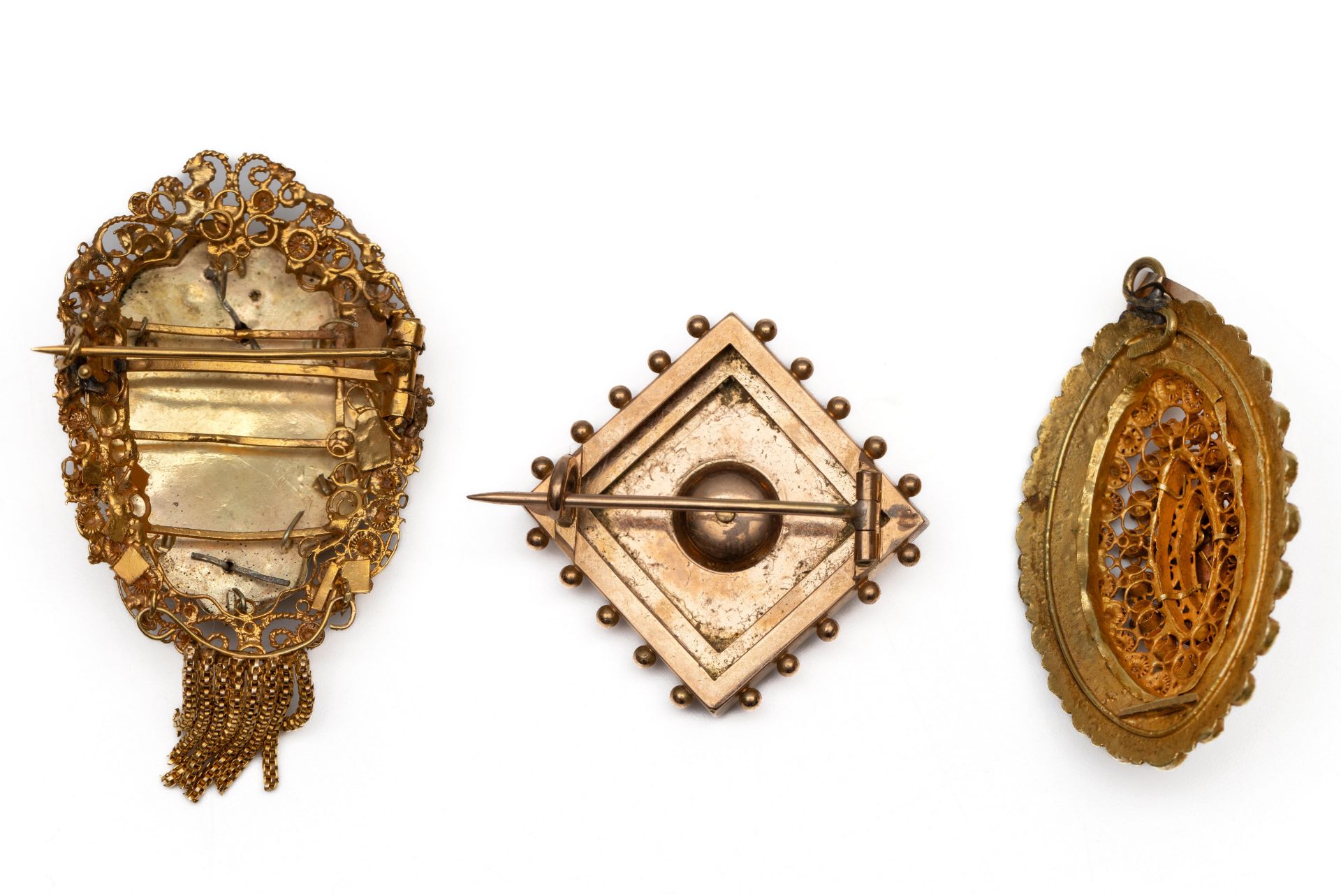 Twee 14 kt. gouden broches. - Image 2 of 2