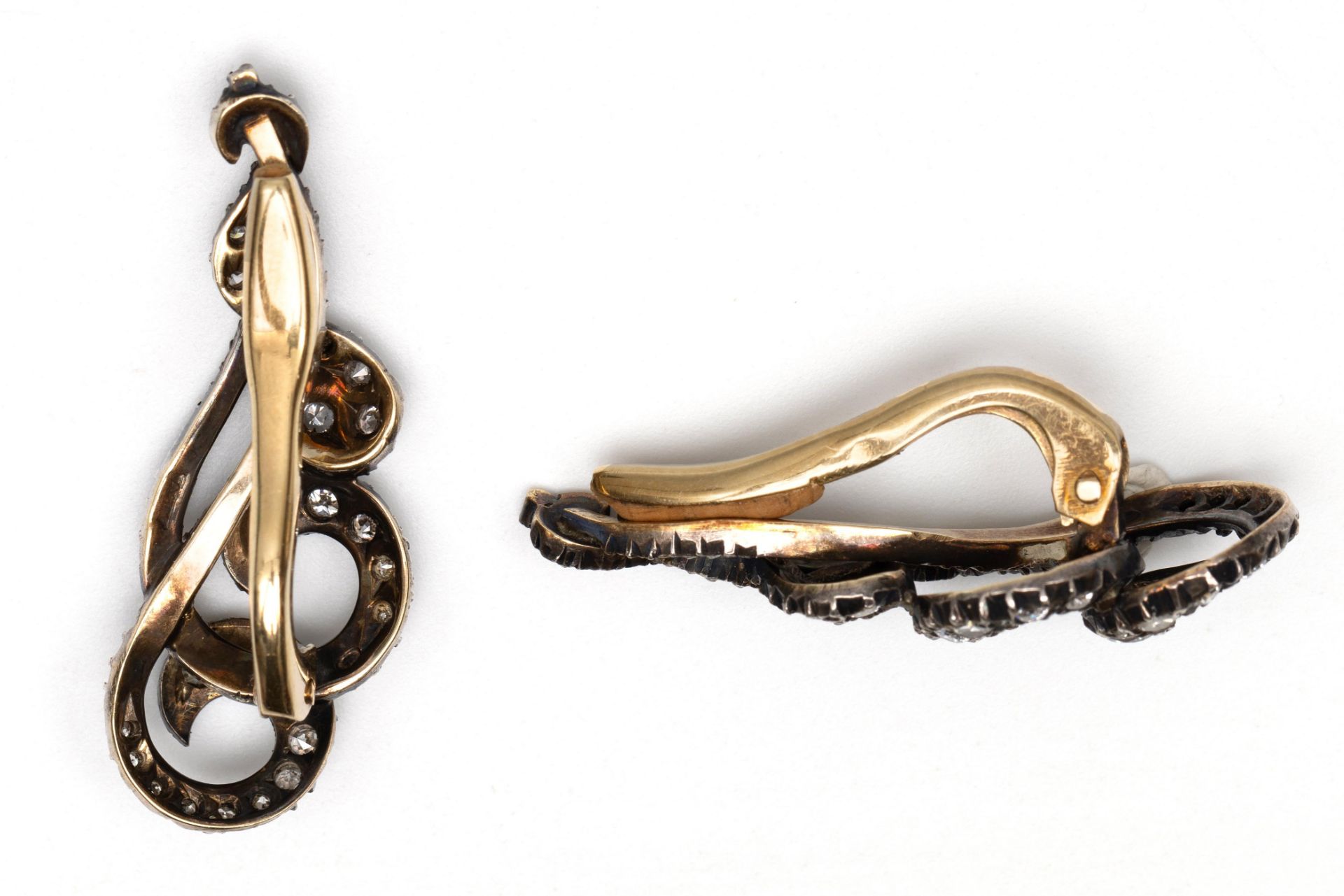 Een paar 14 kt. goud met zilveren oorclips, eerste helft 20ste eeuw. - Bild 2 aus 2