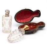 Twee kristallen parfumflacons, 19e eeuw.