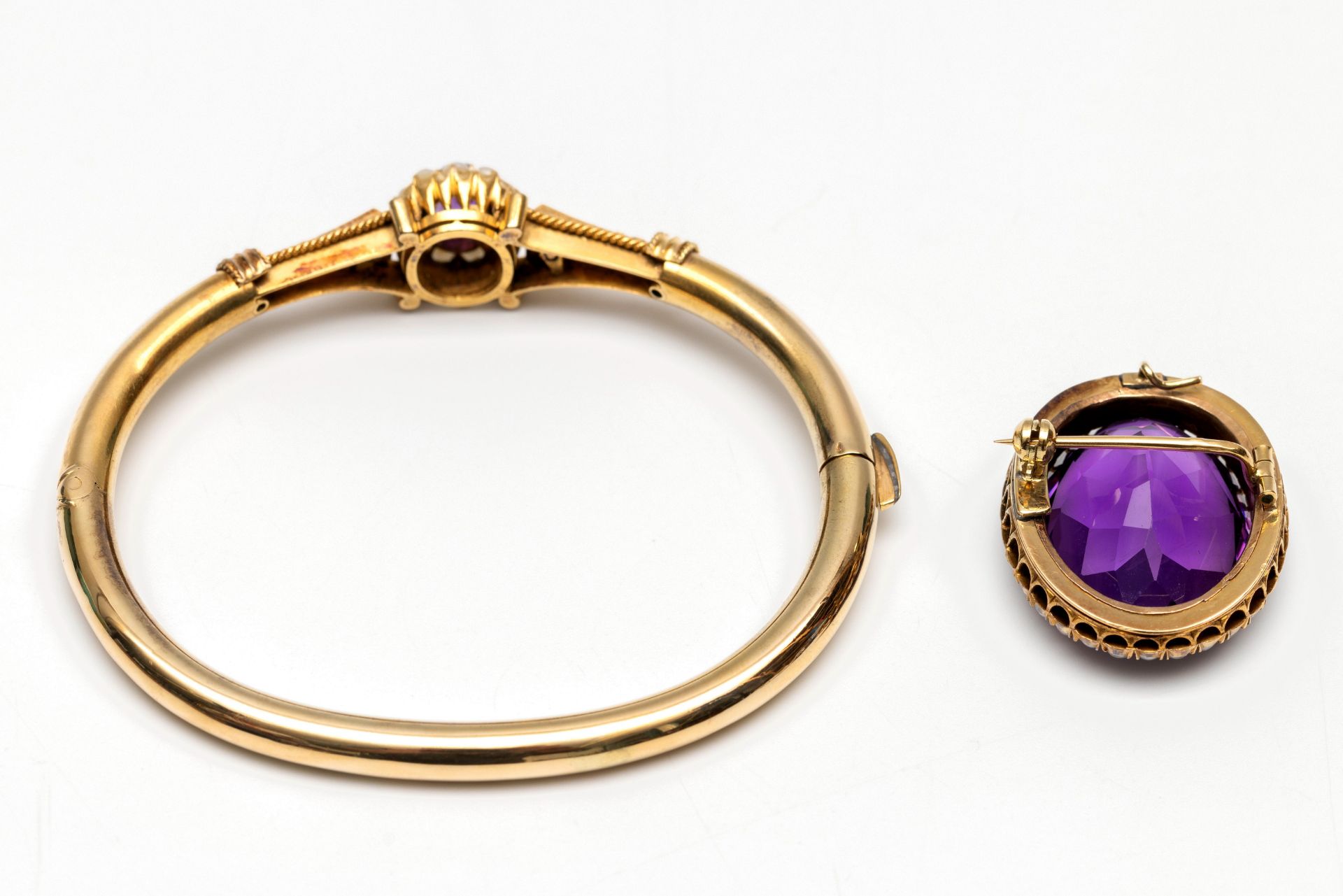14 kt. Gouden stijve armband, 19e eeuw. - Image 2 of 2