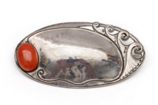 Fons Reggers (1886 - 1962), zilveren geciseleerde ovale broche.