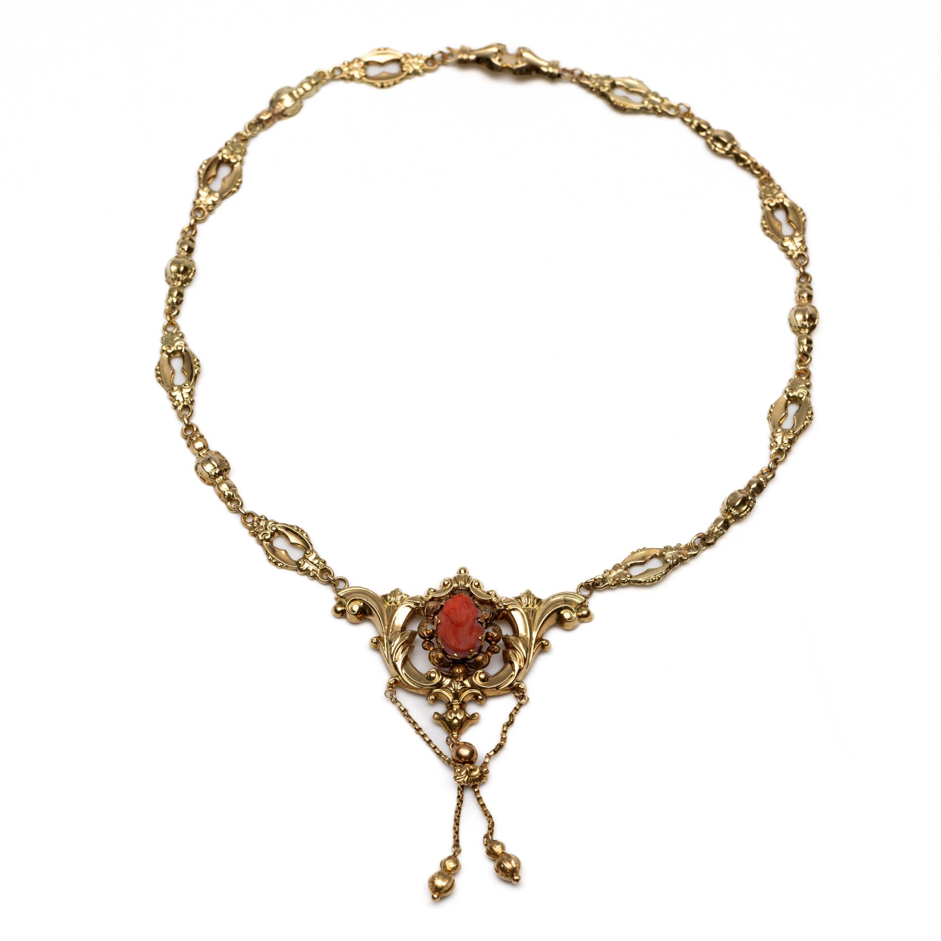 Beneden wettelijk gehalte gouden repoussé collier, 19e eeuw.
