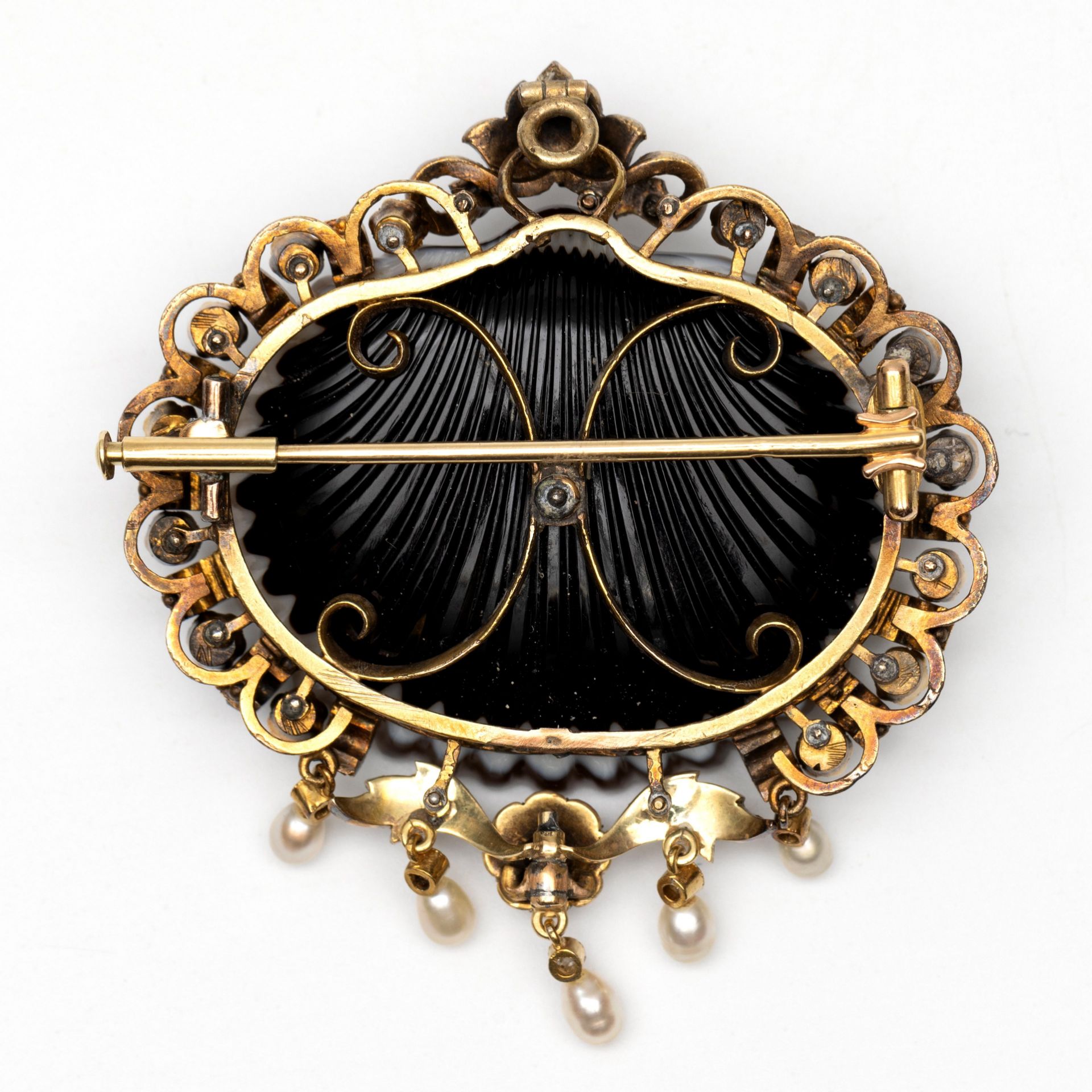 Beneden wettelijk gehalte gouden broche, tevens hanger in de vorm van een schelp, 19e eeuw. - Image 2 of 2