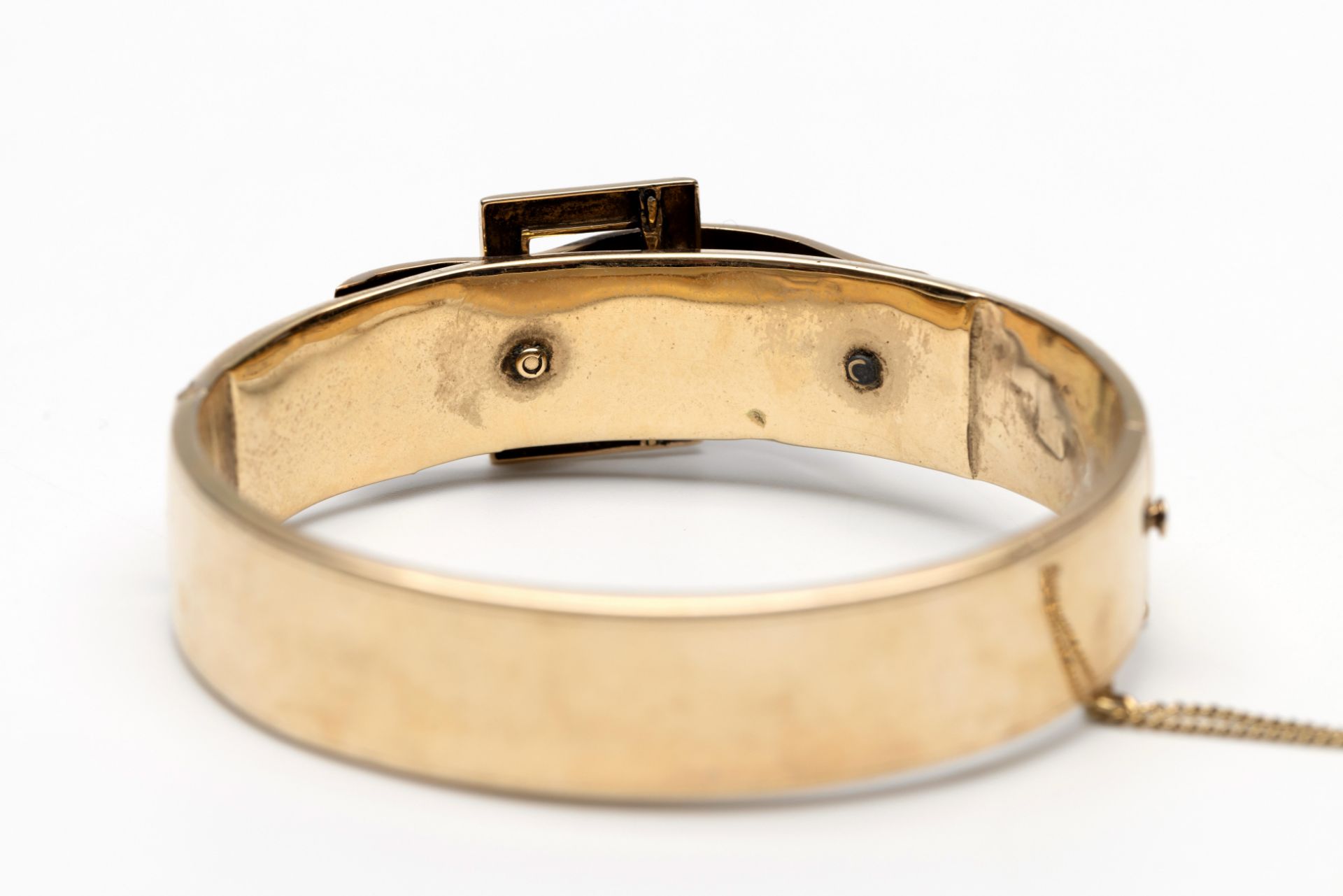 Beneden wettelijk gehalte gouden stijve armband, 19e eeuw. - Image 2 of 2