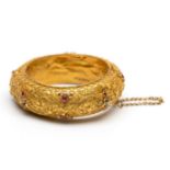 Zuidoost Azie, 14 kt. gouden stijve armband.