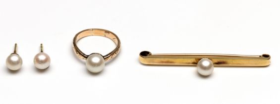 14 kt. Gouden staafbroche, beneden wettelijk gehalte gouden ring en een paar oorstekers.