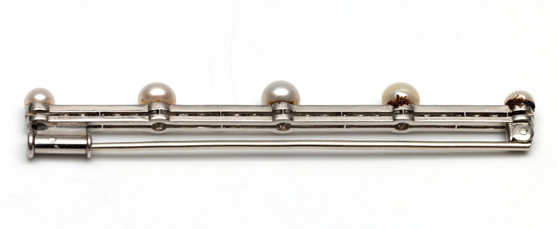 Platina met 18 kt. witgouden staafbroche, Art Deco. - Image 3 of 3