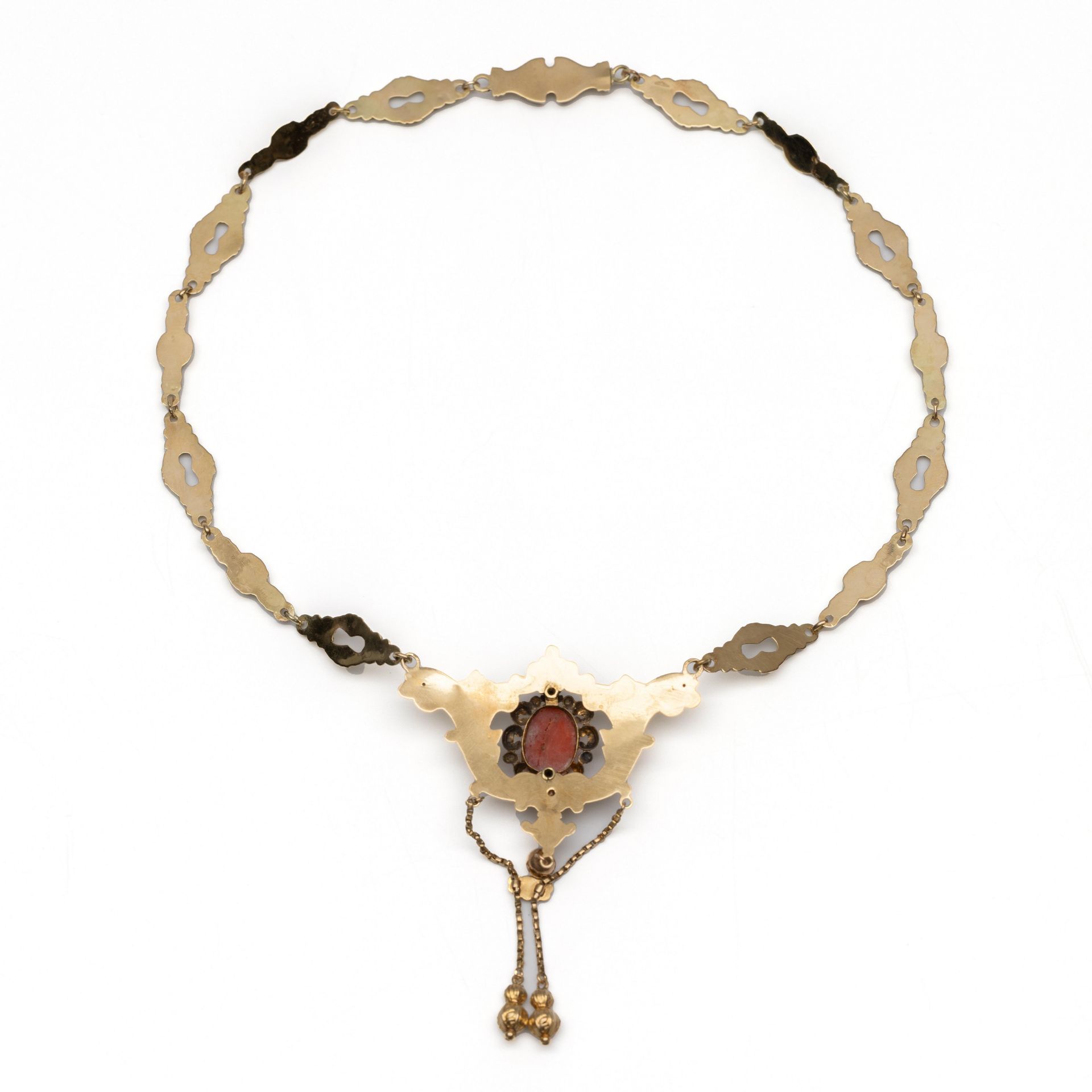 Beneden wettelijk gehalte gouden repoussé collier, 19e eeuw. - Image 2 of 2