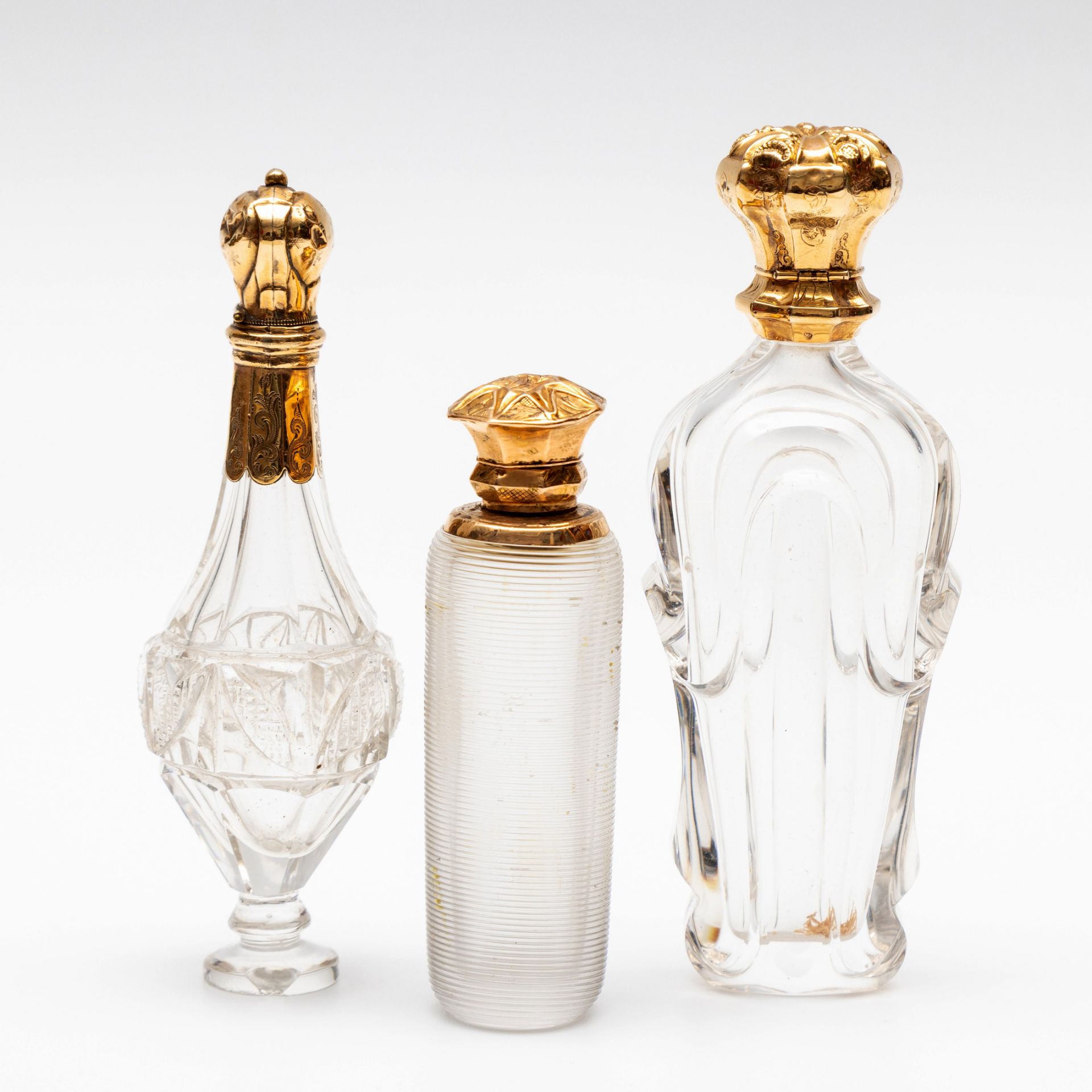 Drie kristallen parfumflacons, 19e eeuw.