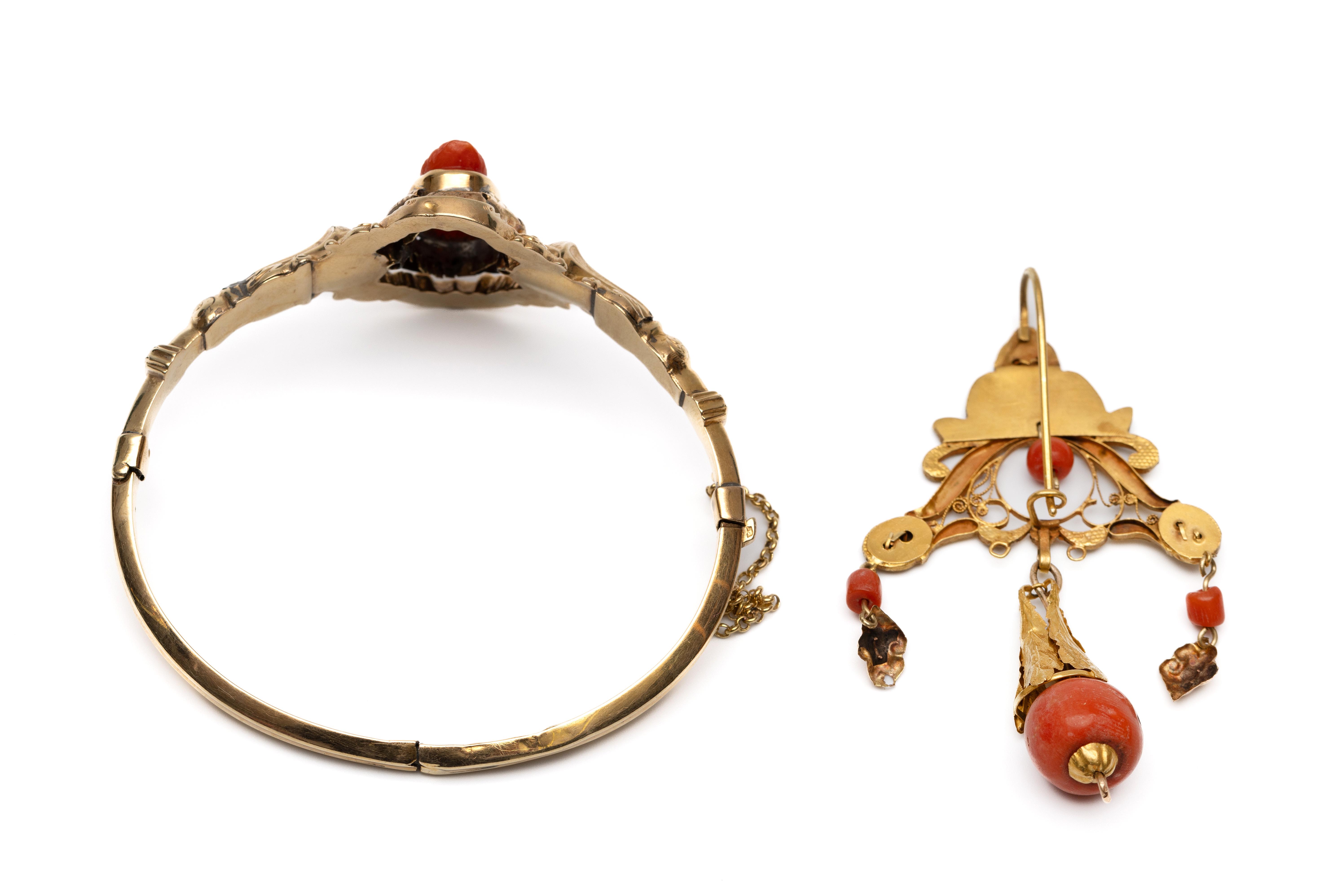 Gouden stijve repoussé armband, 19e eeuw. - Bild 2 aus 2