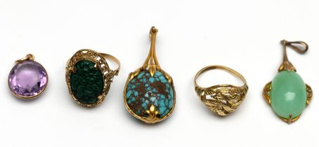 Een collectie gouden sieraden.