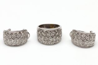 18 kt. Witgouden brede ring met een paar bijbehorende oorstekers.