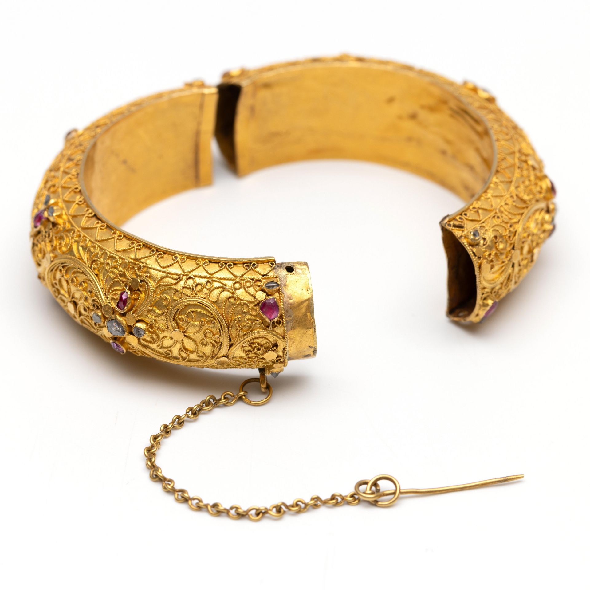 Zuidoost Azie, 14 kt. gouden stijve armband. - Bild 2 aus 2