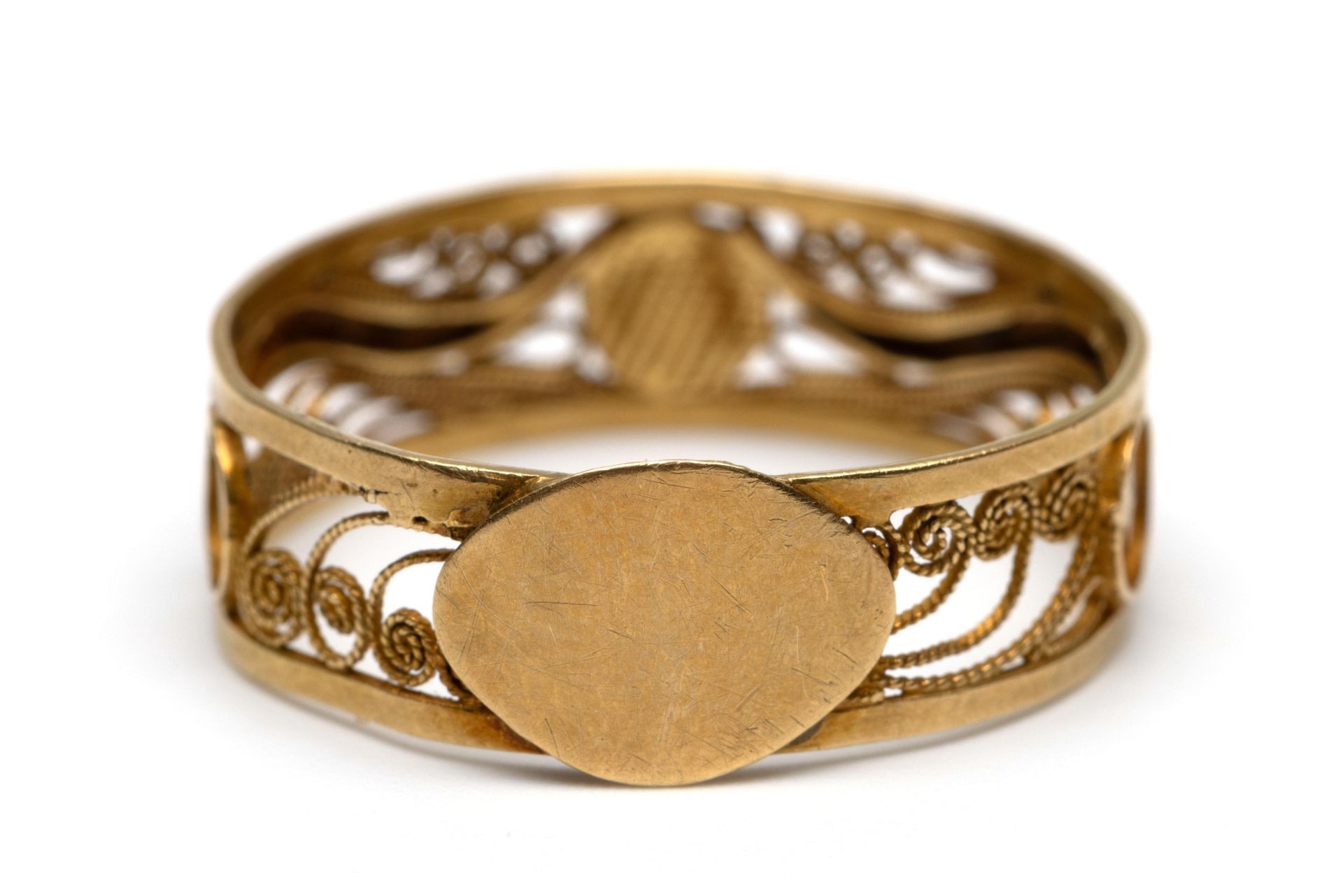 18 kt. Gouden filigrain ring, 19e eeuw.