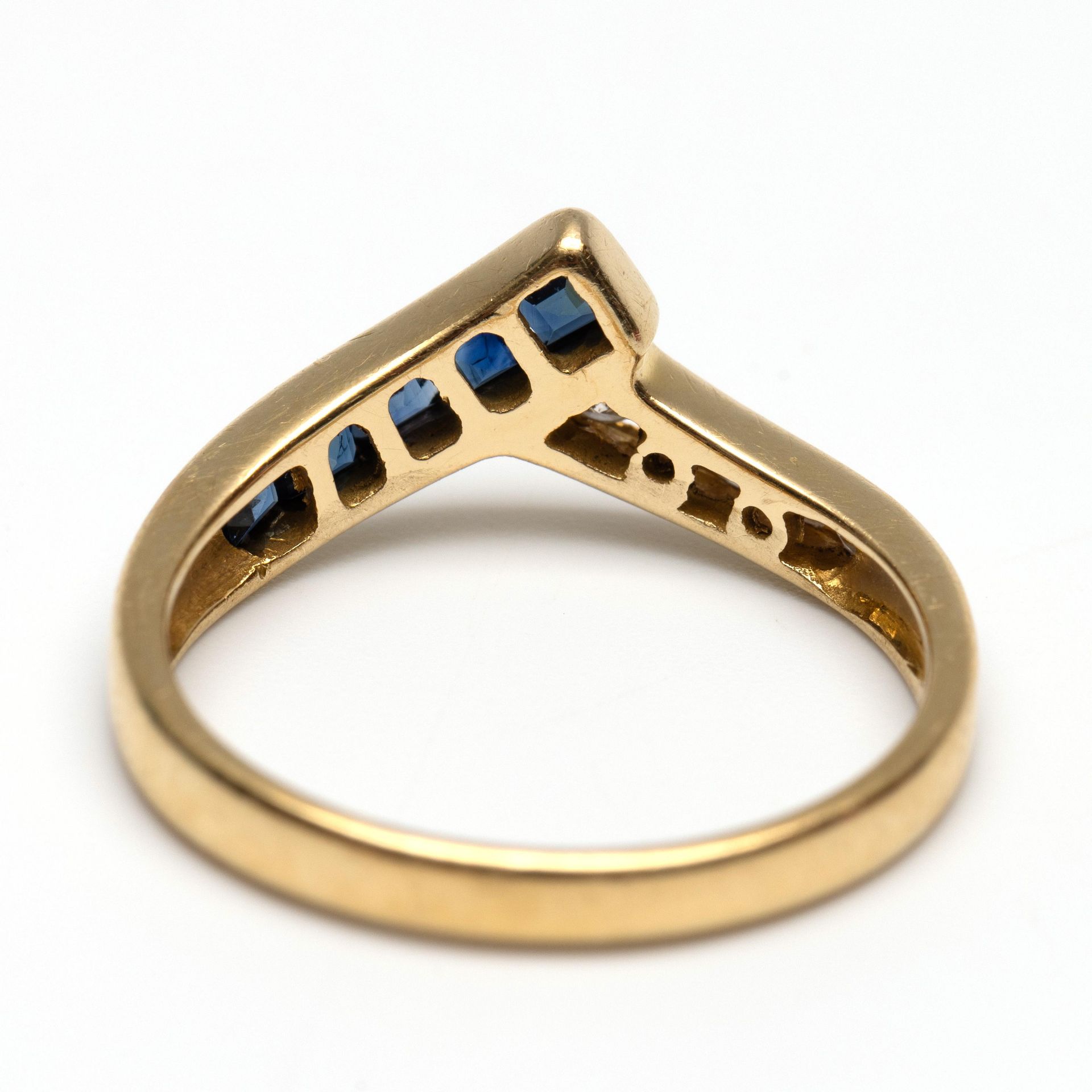 18 kt. Gouden v- vormige ring, - Image 2 of 2