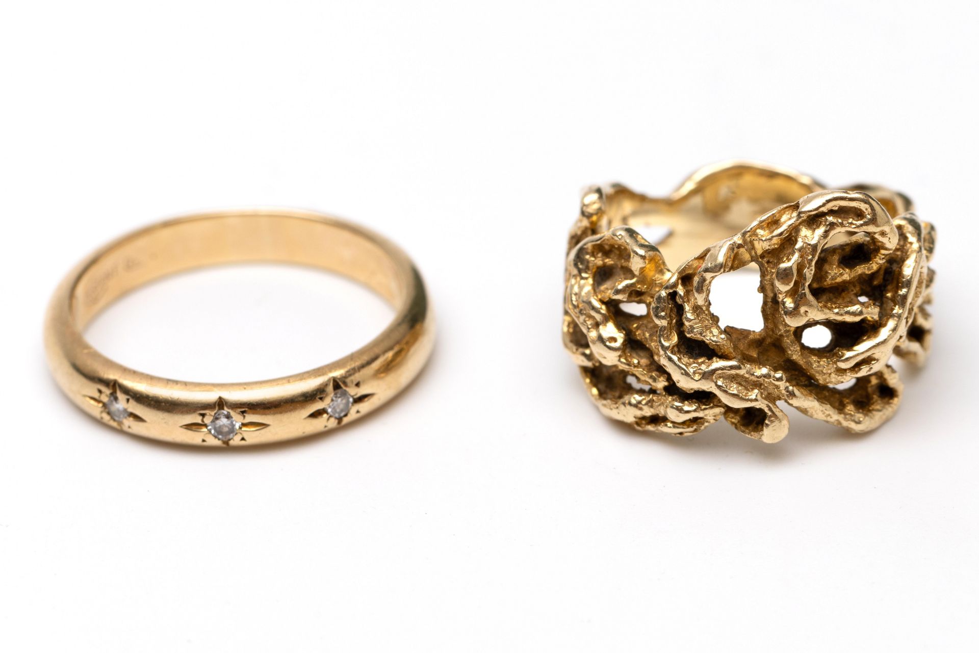 Twee gouden ringen.