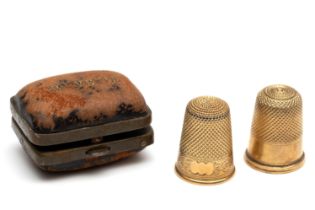 Twee 14 kt. gouden vingerhoedjes, 19e eeuw.