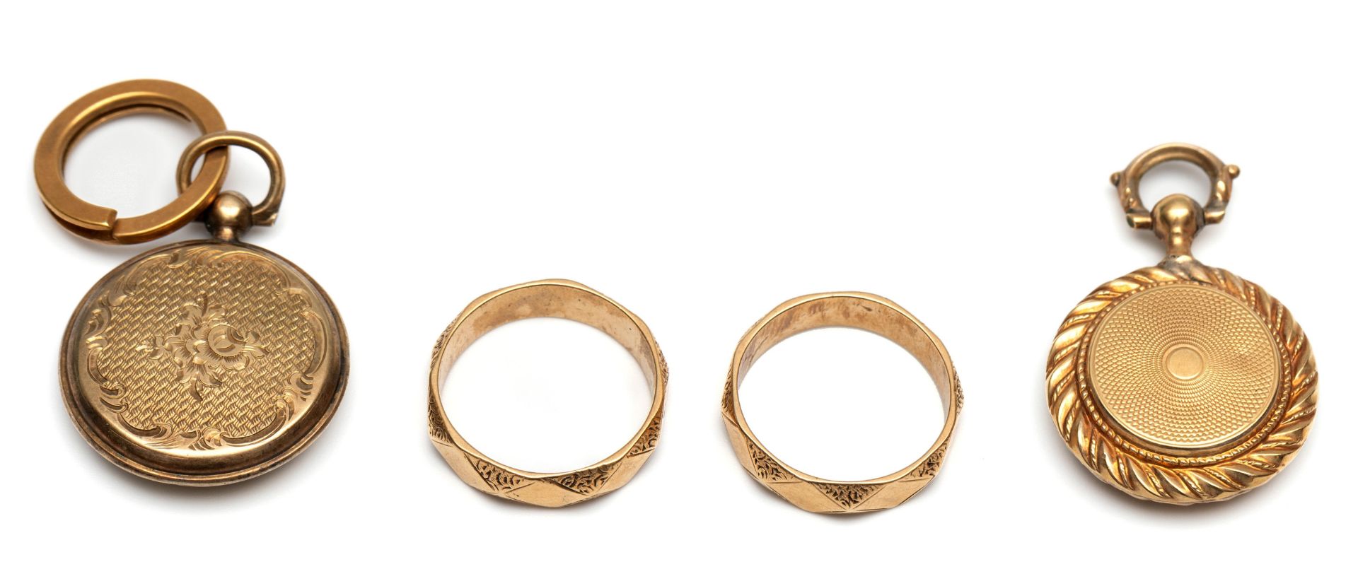 Twee 14 kt. gouden ringen.