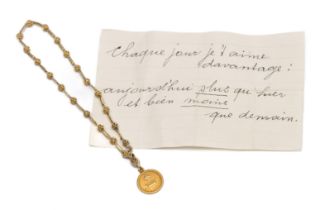 Frankrijk, 18 kt. gouden ronde hanger waarop de tekst '+ qu hier - que demain'.