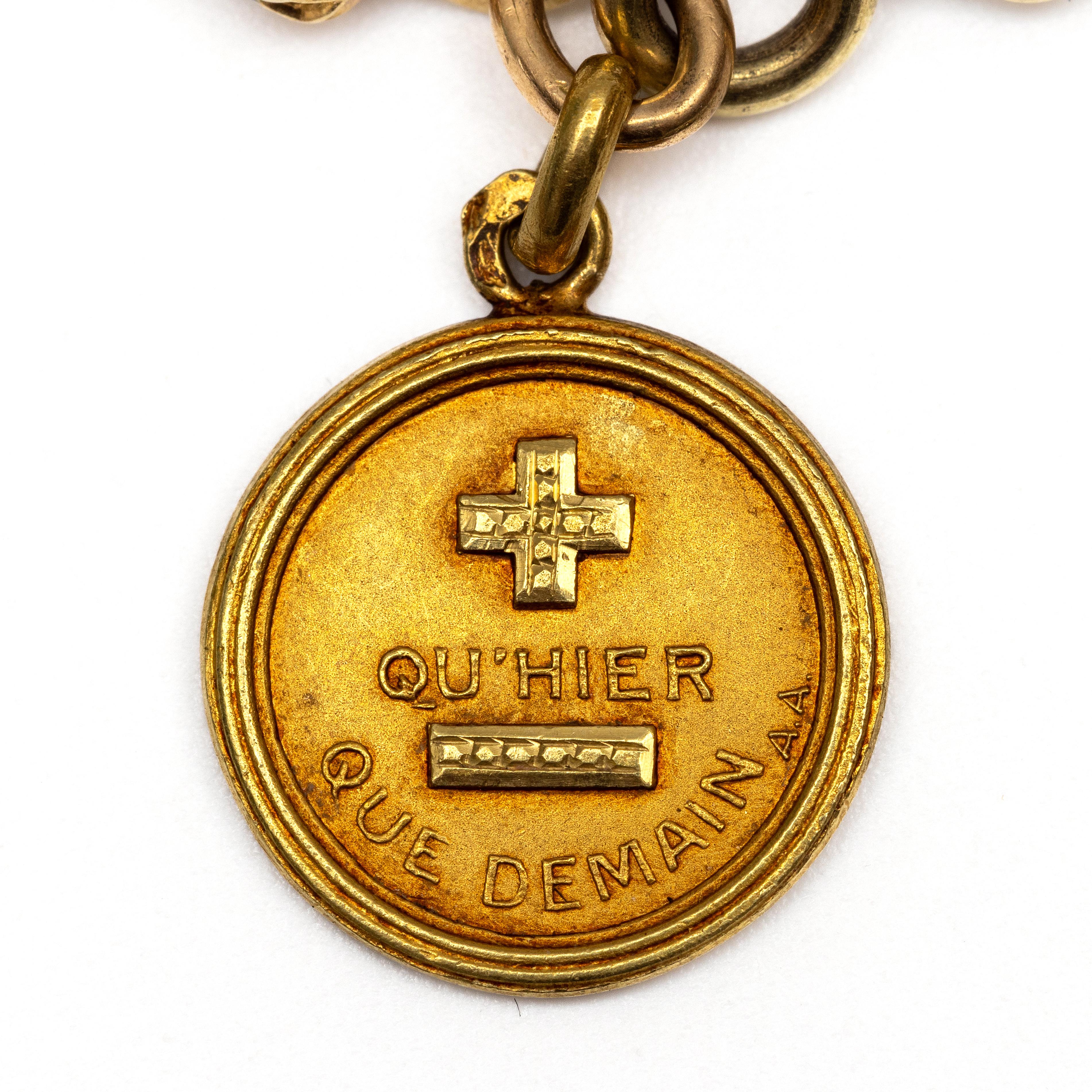 Frankrijk, 18 kt. gouden ronde hanger waarop de tekst '+ qu hier - que demain'. - Image 2 of 4