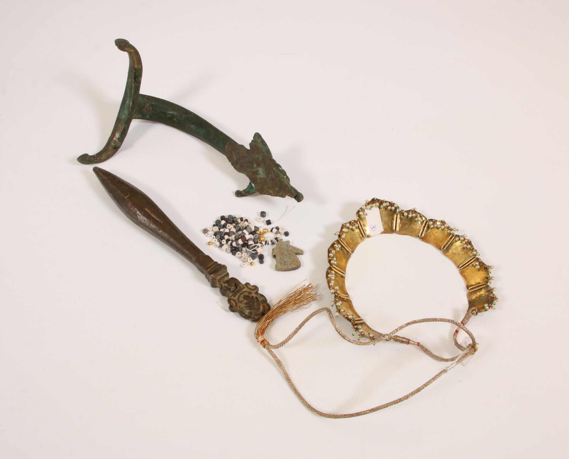 A antique bronze handle, a door nocker and a India necklace with enamel and a Egypt style beaded nec - Bild 2 aus 2