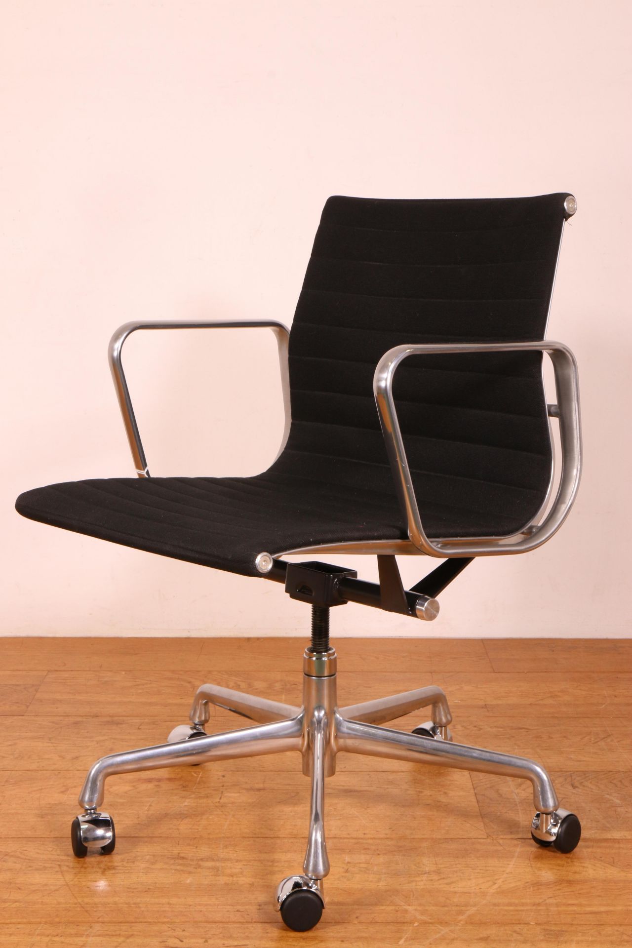 Charles & Ray Eames voor Herman Miller, USA, EA335/EA117 bureaustoel, ontwerp 1958, - Bild 4 aus 4