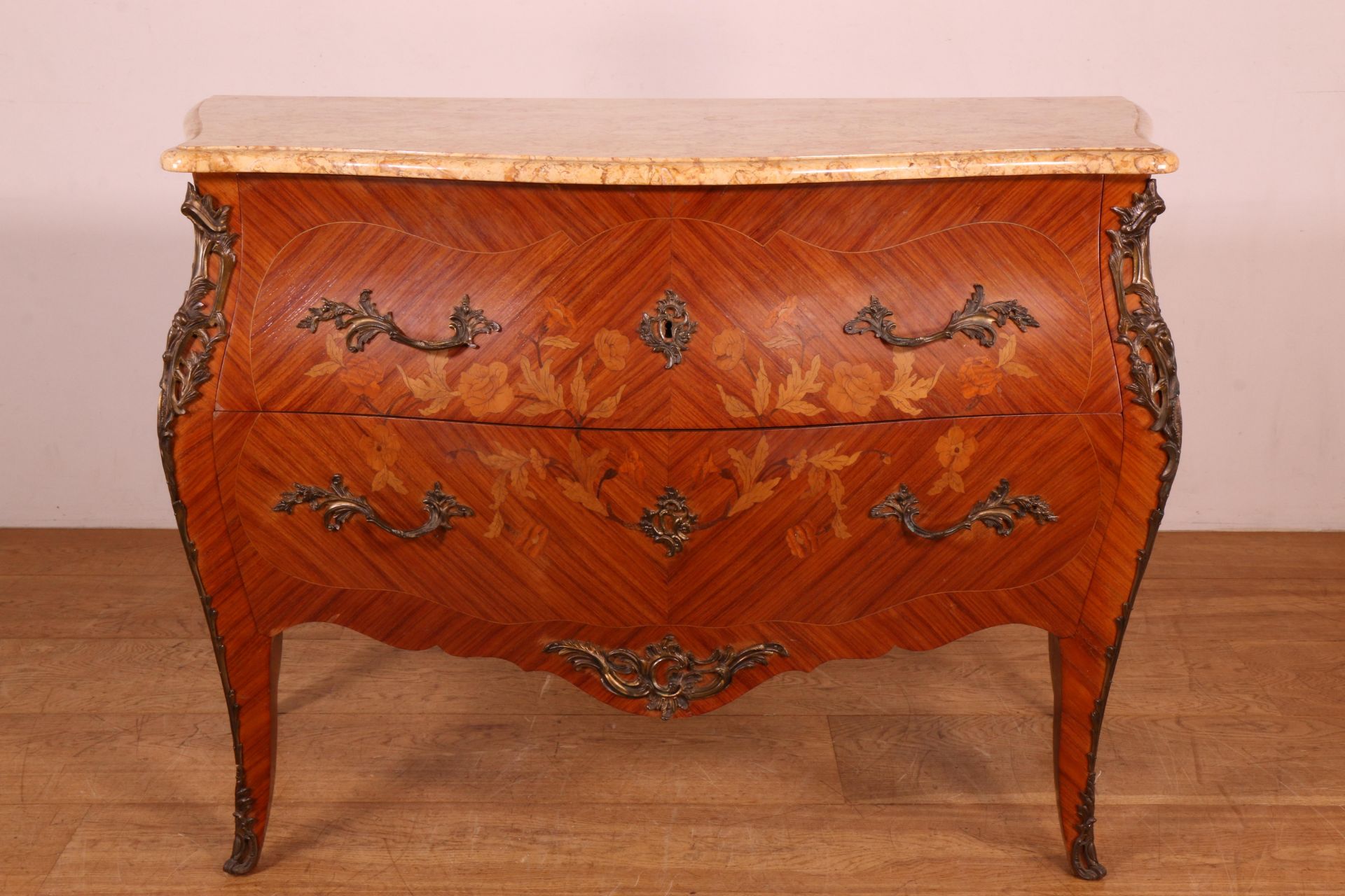 Frankrijk, rozenhouten commode in Louis XV-stijl, ca. 1900,