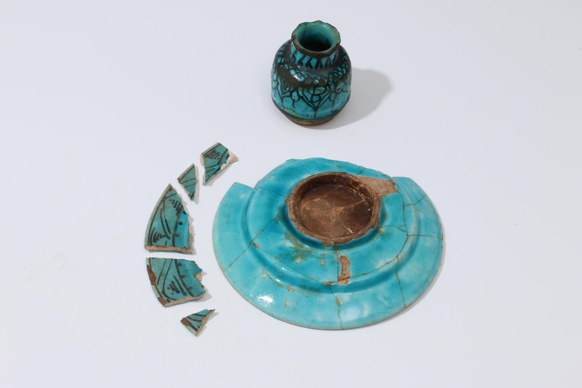 Persian terracotta bowl with luster glaze, ca. 12th-14th century (damaged) and a blue glazed dish an - Bild 5 aus 7