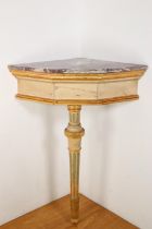 Polichroom geschilderde grenen- en beukenhouten hoekconsoletafel, Louis XVI,