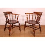 Engeland, set van vier gelijkende beuken- en iepenhouten 'Captains armchairs', Edwardian, ca. 1900,