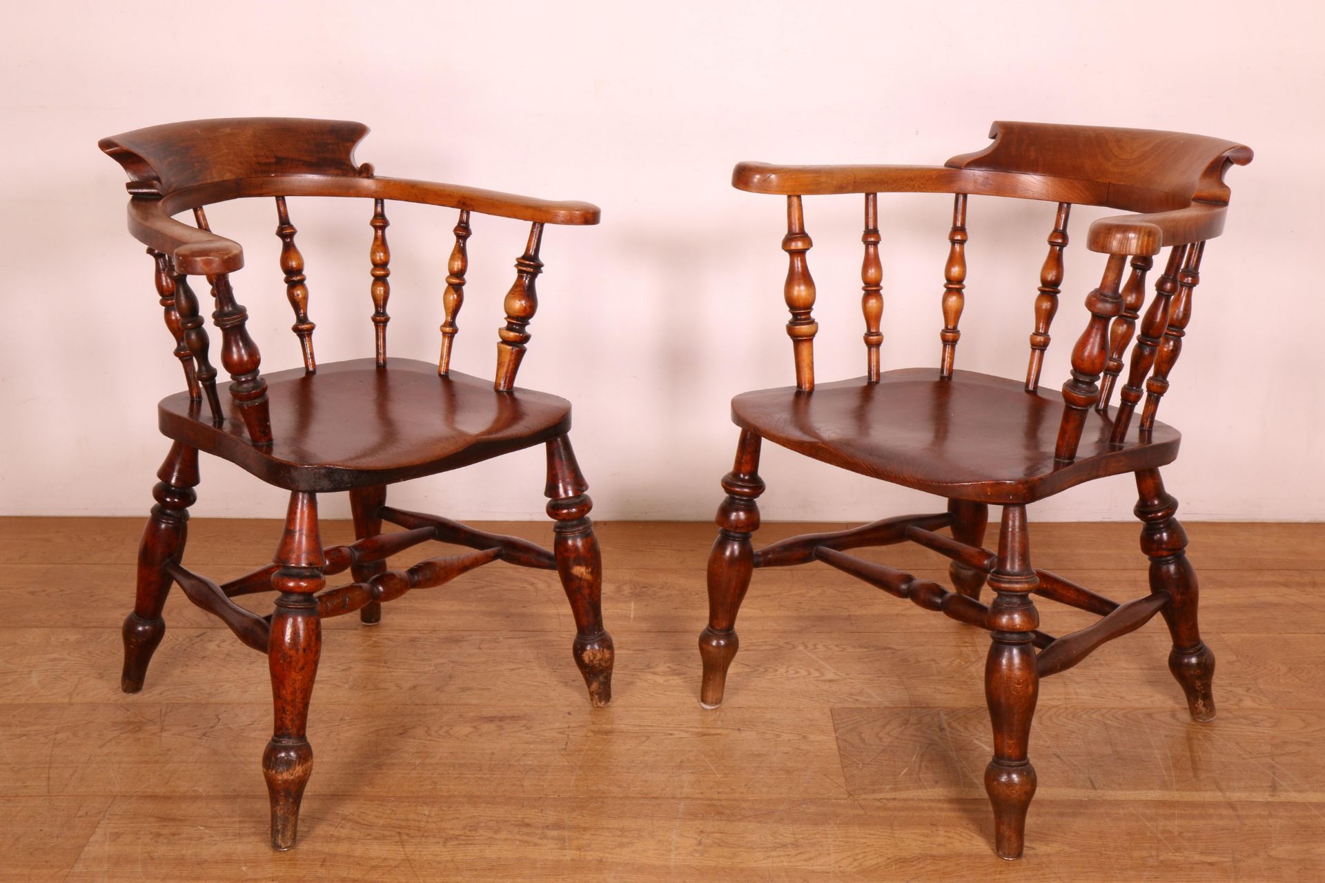 Engeland, set van vier gelijkende beuken- en iepenhouten 'Captains armchairs', Edwardian, ca. 1900,