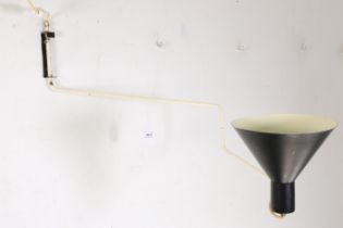 J.J.M. Hoogervorst voor Anvia, wit en zwart gelakt stalen 7101 swingarm wandlamp, ontwerp 50-er jare