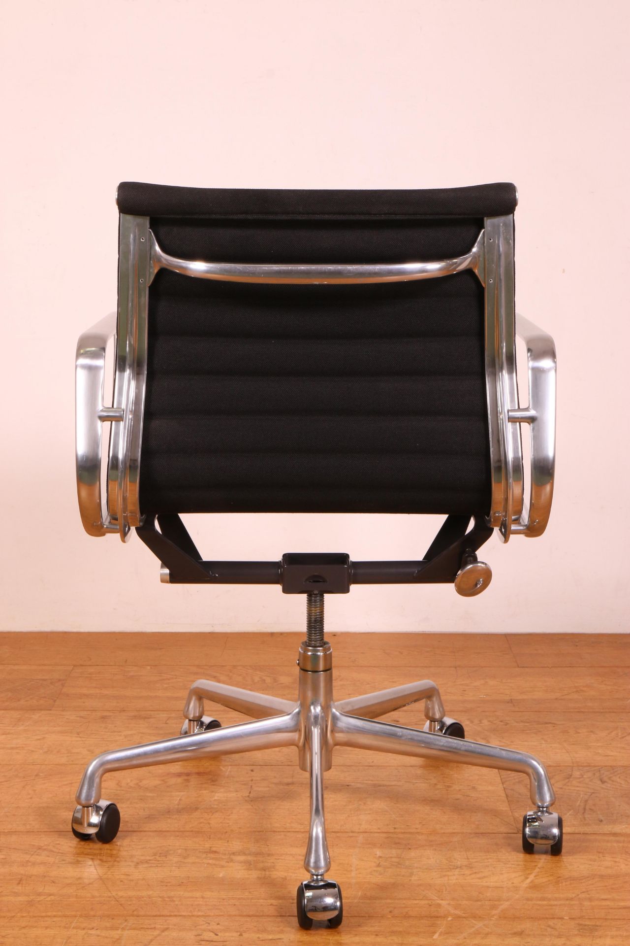 Charles & Ray Eames voor Herman Miller, USA, EA335/EA117 bureaustoel, ontwerp 1958, - Bild 3 aus 4