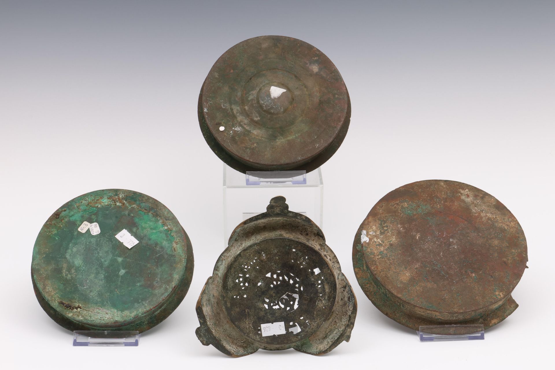 Near Eastern, Seljuk, a bronze dish, 13th-15th century with a lion in the centre; - Bild 2 aus 3