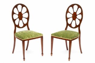 Satijnhouten driezitsbank en paar -stoelen in Hepplewhite-stijl, 19e eeuw,
