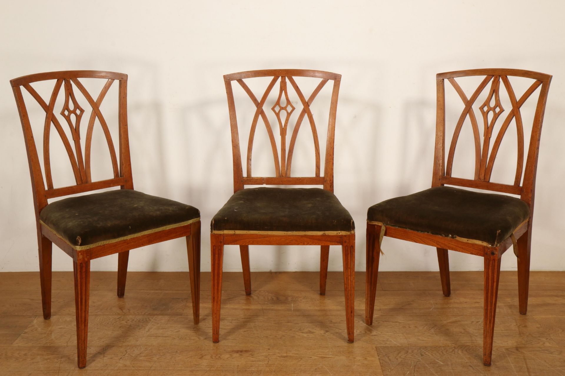 Set van vijf iepenhouten stoelen en twee -fauteuils, Louis XVI.