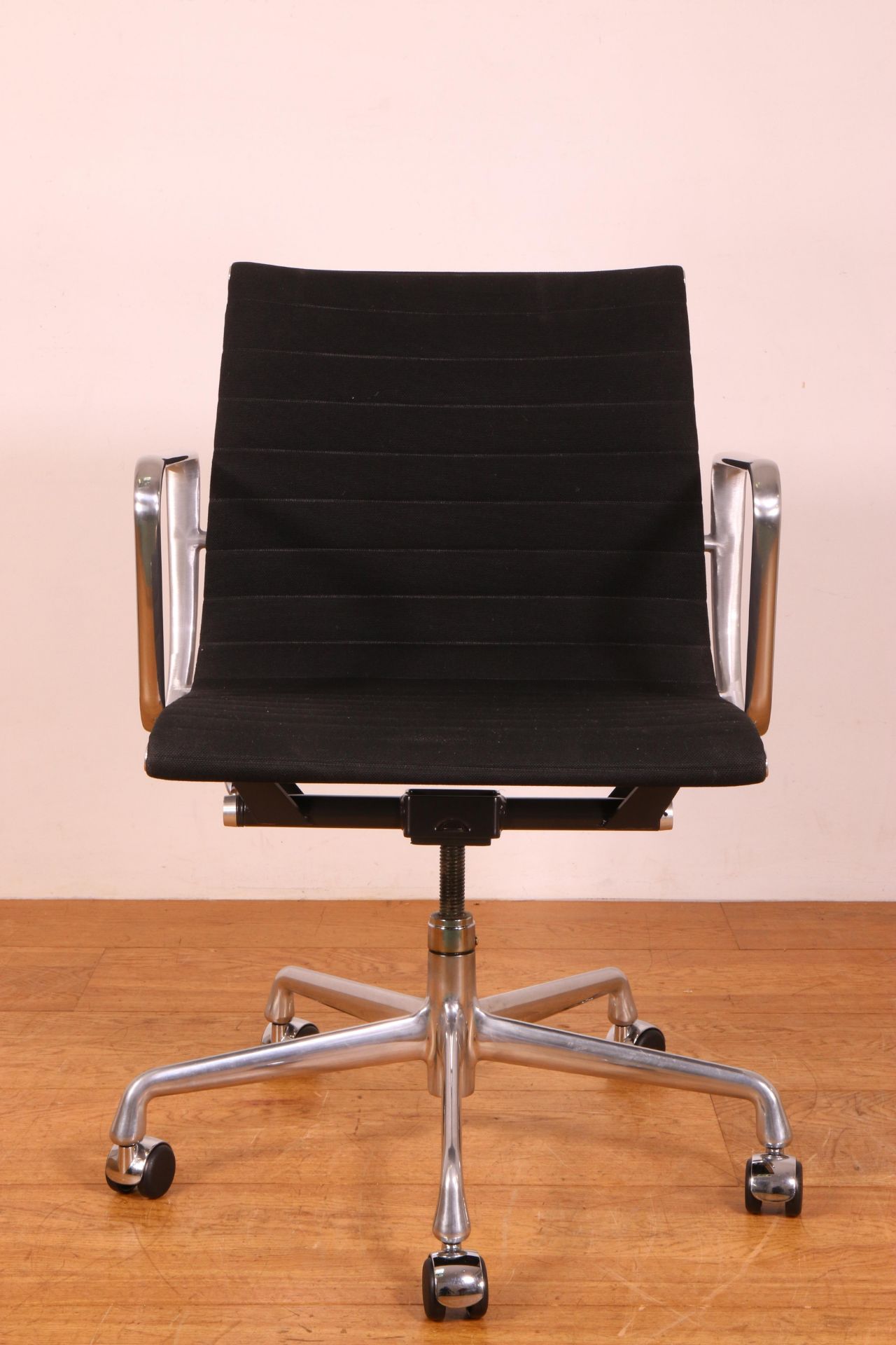 Charles & Ray Eames voor Herman Miller, USA, EA335/EA117 bureaustoel, ontwerp 1958,