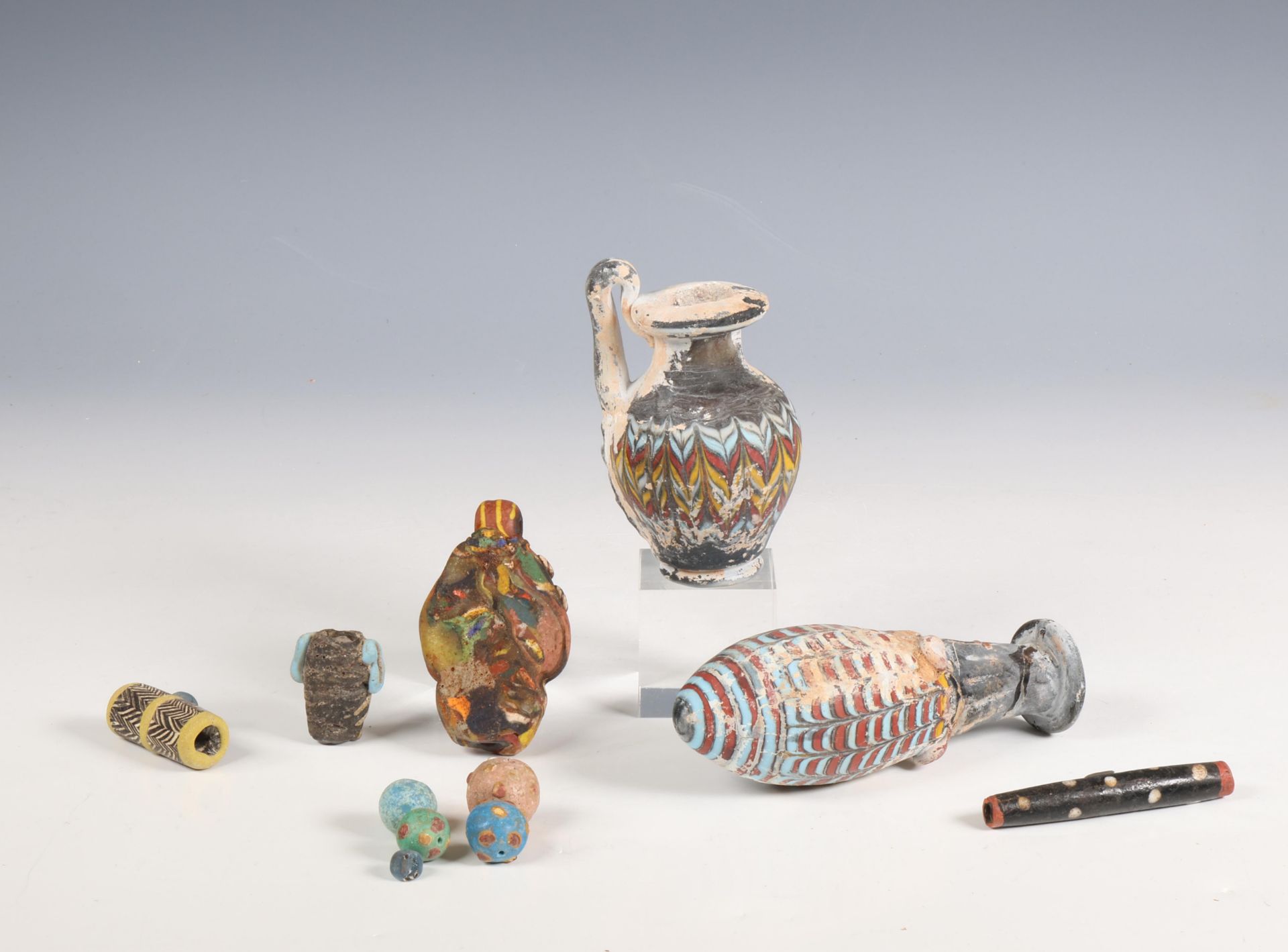 Phoenician style glass face beads, two style glass flask and various glass beads. - Bild 2 aus 2