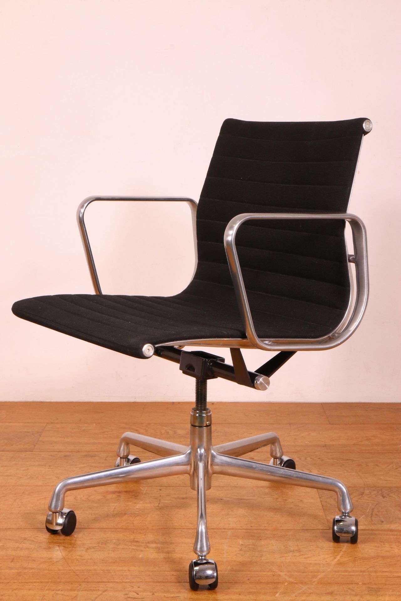 Charles & Ray Eames voor Herman Miller, USA, EA335/EA117 bureaustoel, ontwerp 1958, - Bild 4 aus 4