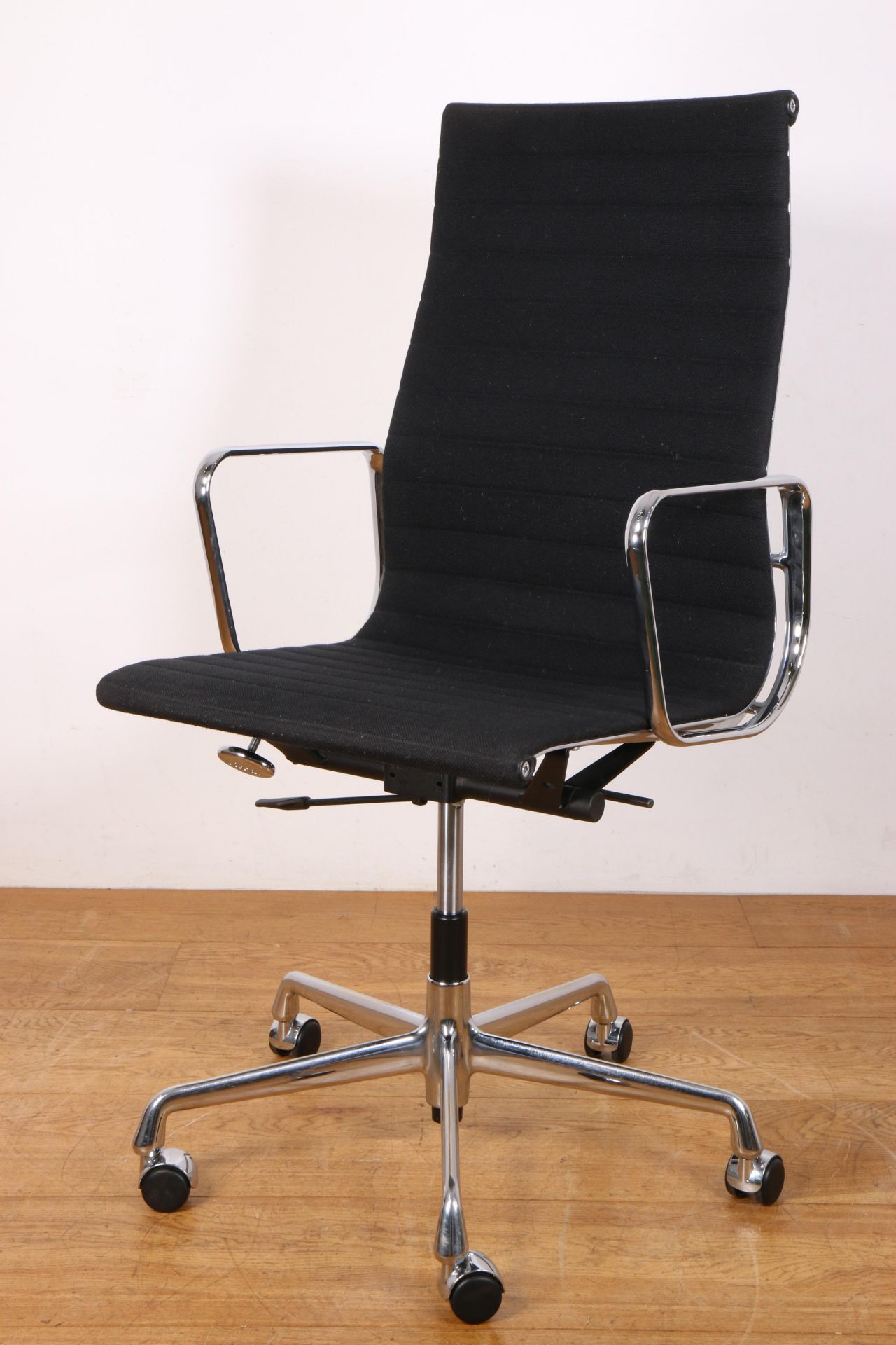 Charles & Ray Eames voor Vitra, Zwitserland, 'EA 119' bureaufauteuil. - Bild 3 aus 3